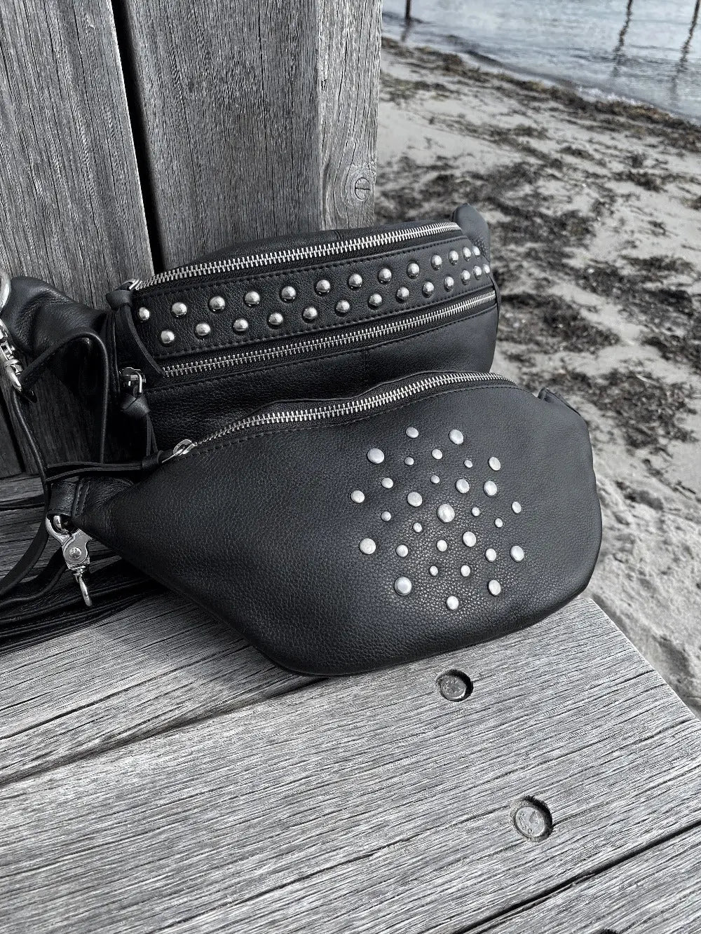 Style Italy. Stor bumbag taske i kraftigt sort læder med flotte nitter Octopus Denmark